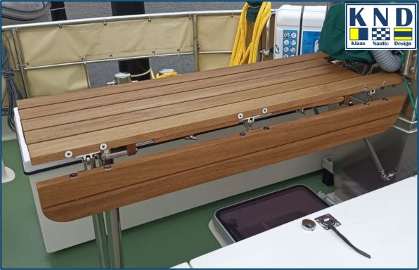 Cockpittisch an Steuersäule - Maßanfertigung 1.300 x 700 mm Cockpittisch einseitig an Steuersäule montiert zwischen 2 Sitzbänken - 1 Tischflügel abgeklappt - Maßanfertigung 1.300 x 700 mm