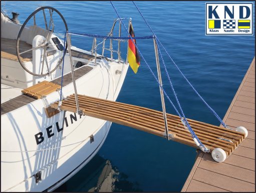 KND Gangway 2 m - klappbar in Sonderbreite mit spezieller Halterung Gangway im ausgeklappten Zustand aufliegend auf dem Steg, Sonderhalterung an Deck aug der hochgeklappten Badeplattform, Seilhandlauf