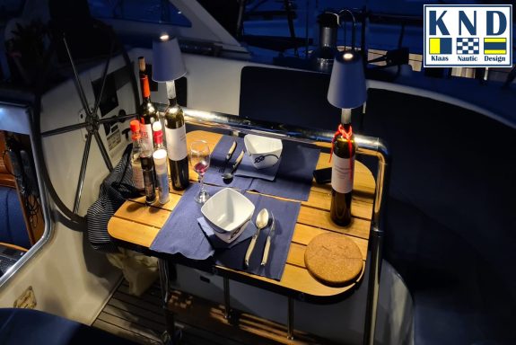 Cockpit Tisch in Abendstimmung - eingedeckt mit Beleuchtung